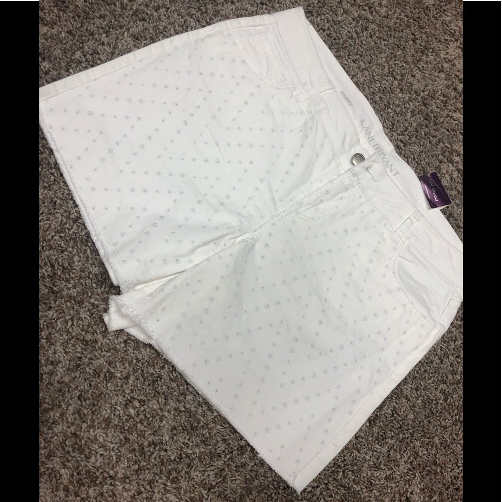 ❤️🤍💙 Lane Bryant White eyelet denim shorts!